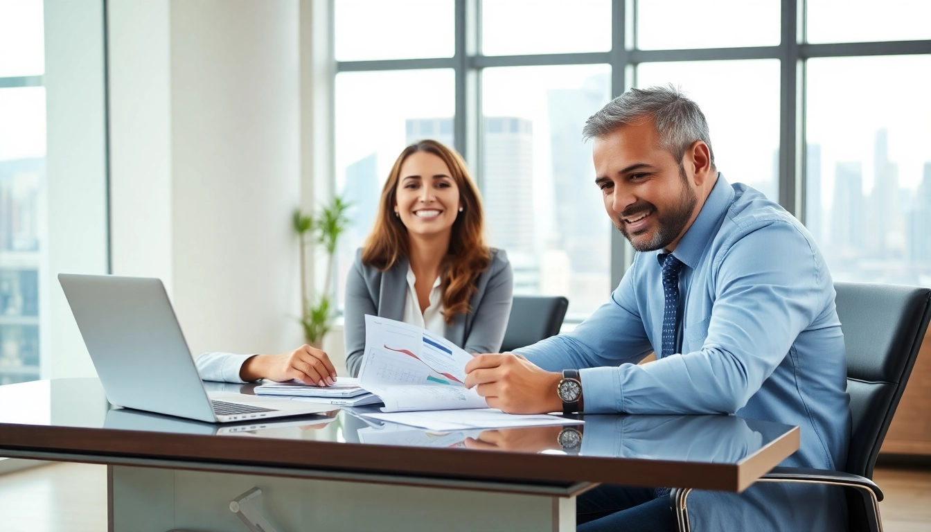 Consulente finanziario che spiega le opzioni della Legge 3 Debiti a un potenziale cliente in un ufficio moderno.